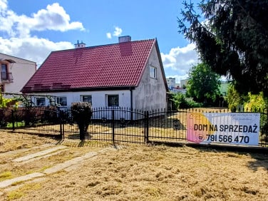 Dom z balkonem