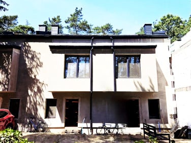 Dom z balkonem