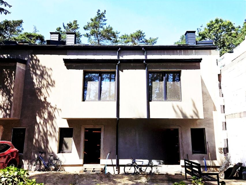 Dom z balkonem