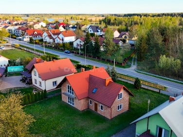 Dom z balkonem