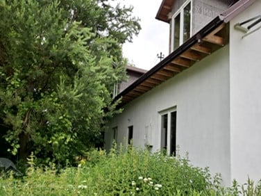 Dom z balkonem