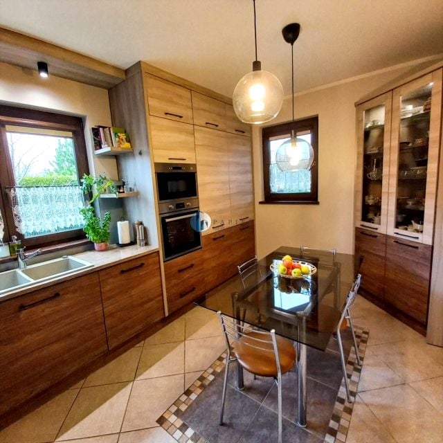 Dom z balkonem