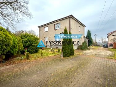 Dom z balkonem