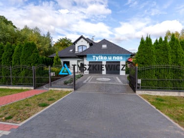 Dom z balkonem