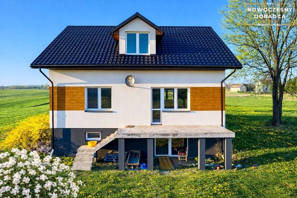 Dom z balkonem