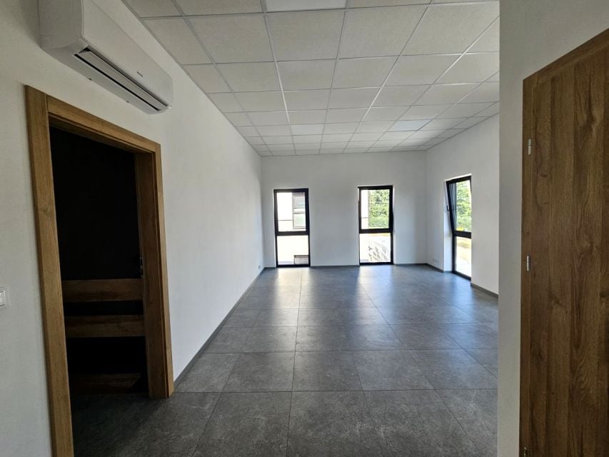 Hala Komorniki