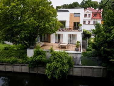 Dom z balkonem