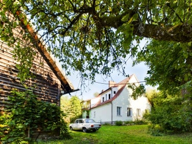 Dom z balkonem