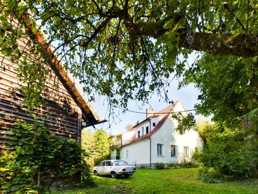 Dom z balkonem