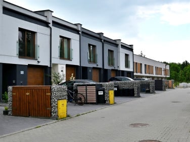 Dom z balkonem