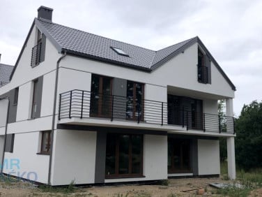 Dom z balkonem