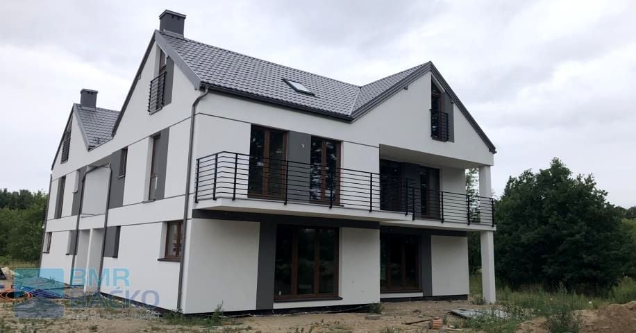 Dom z balkonem