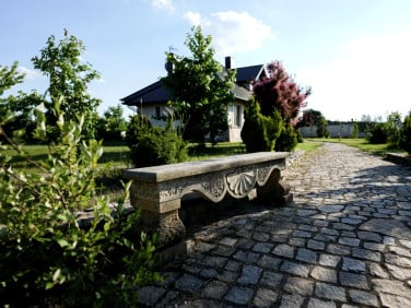 Dom z balkonem