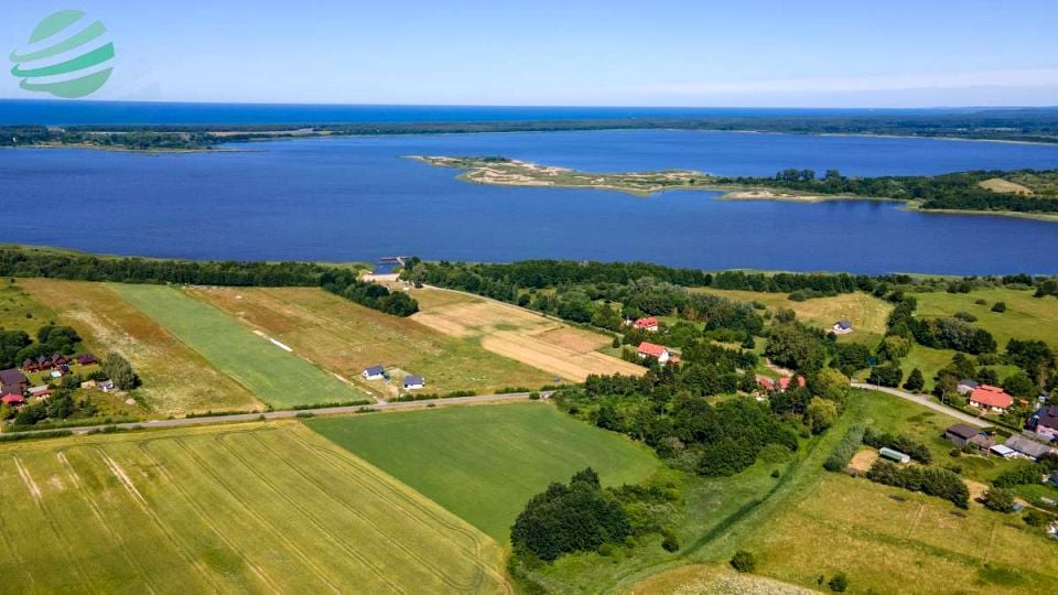 Działka nad jeziorem