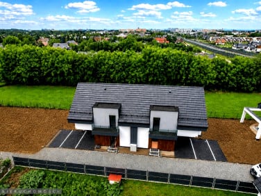 Dom z balkonem