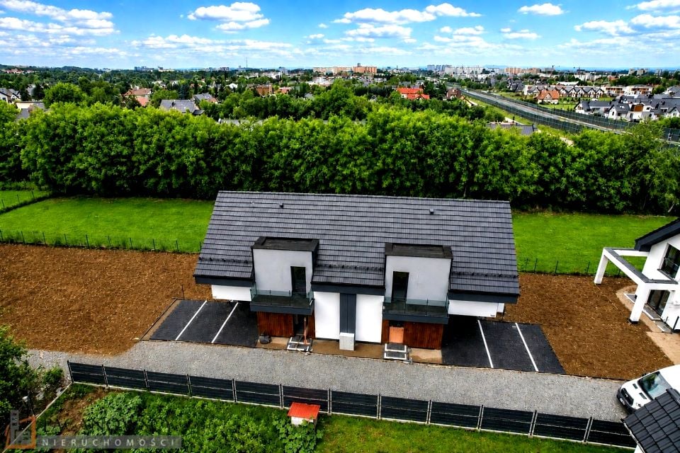 Dom z balkonem