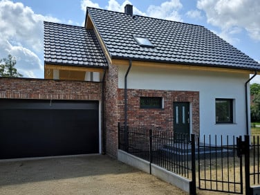 Dom z balkonem