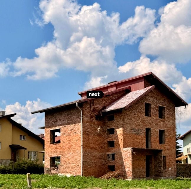 Dom z balkonem