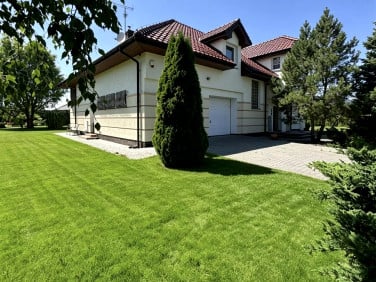 Dom z balkonem