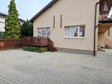 Dom z balkonem