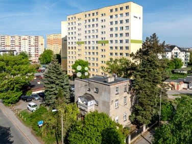 Dom z balkonem
