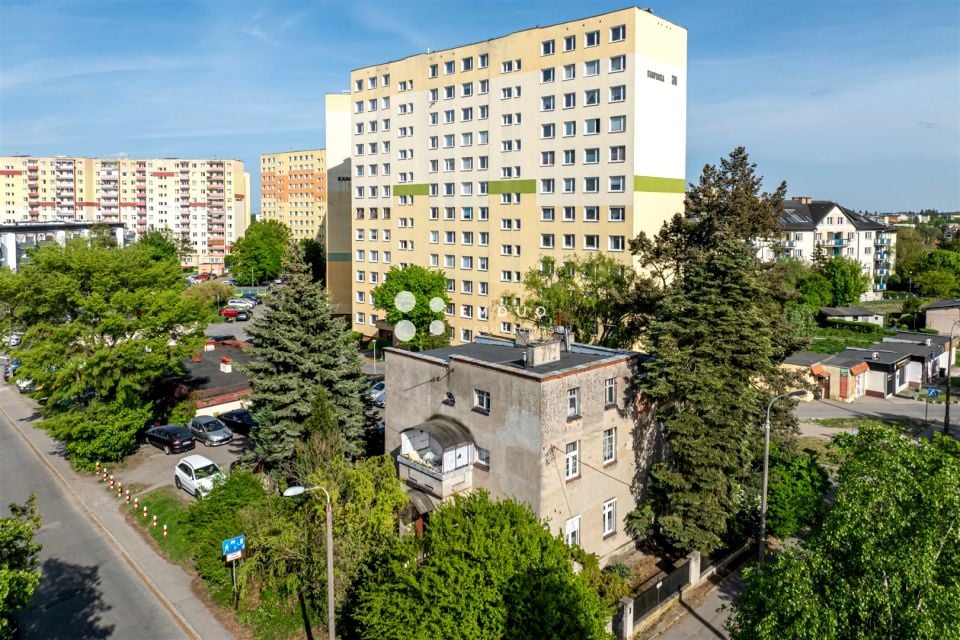 Dom z balkonem