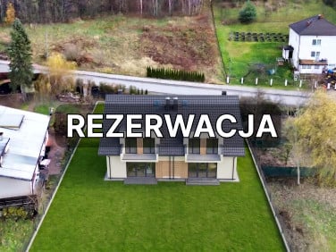 Dom z balkonem