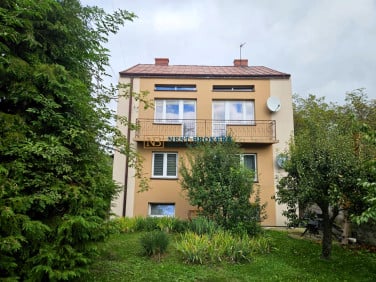 Dom z balkonem