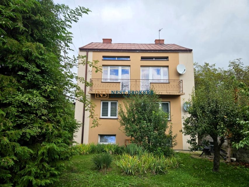 Dom z balkonem