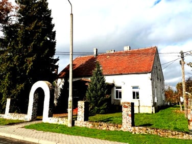 Dom z balkonem