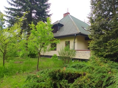 Dom z balkonem