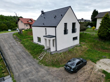 Dom z balkonem