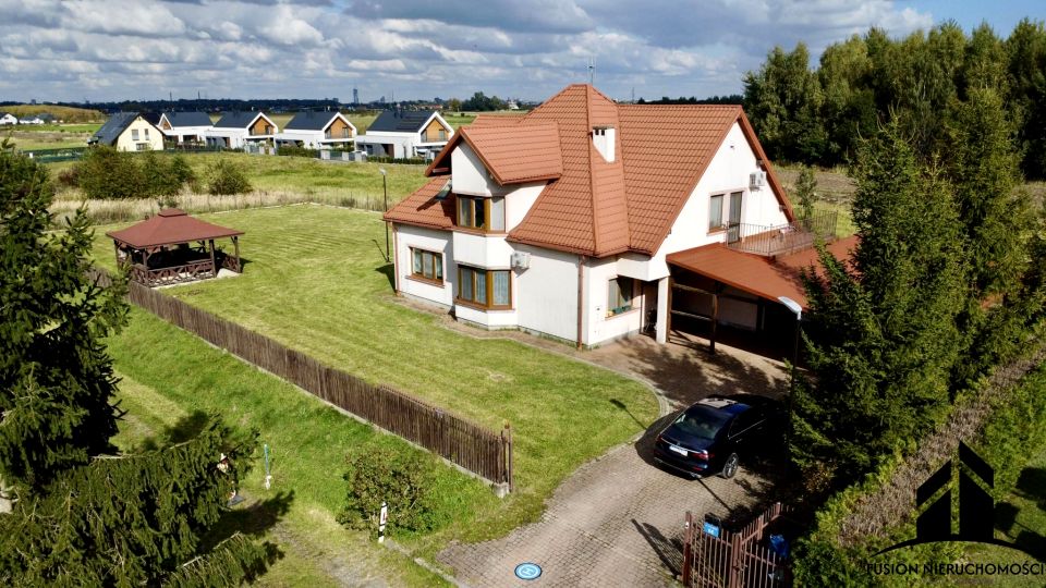 Dom z balkonem
