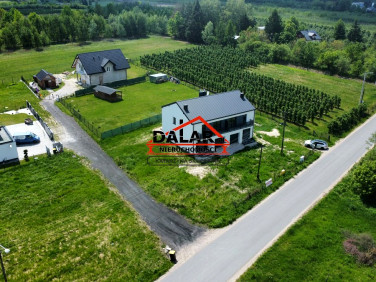 Dom z balkonem