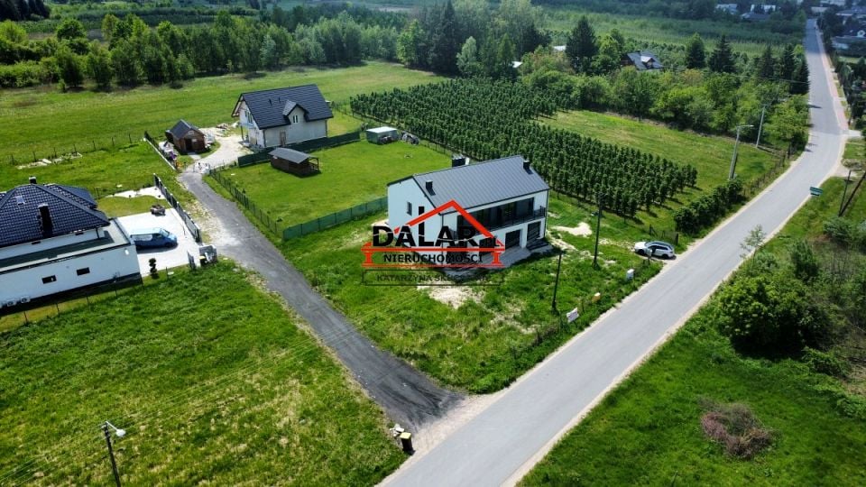 Dom z balkonem