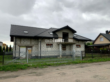 Dom z balkonem
