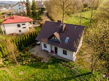 Dom z balkonem