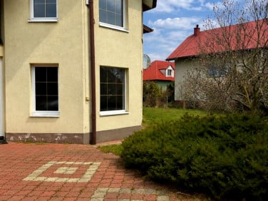 Dom z balkonem