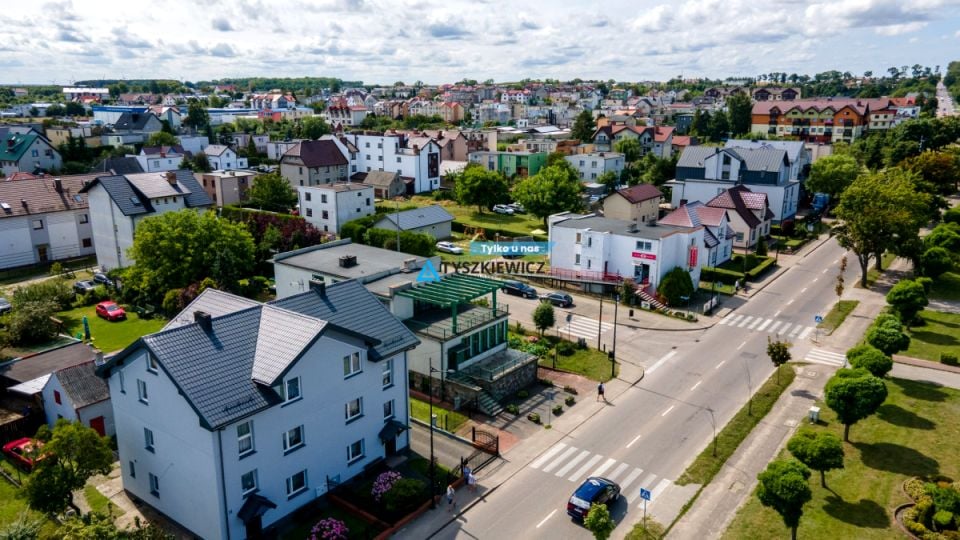 Dom z balkonem