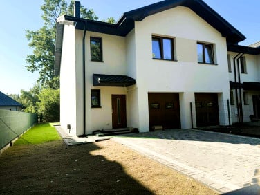 Dom z balkonem