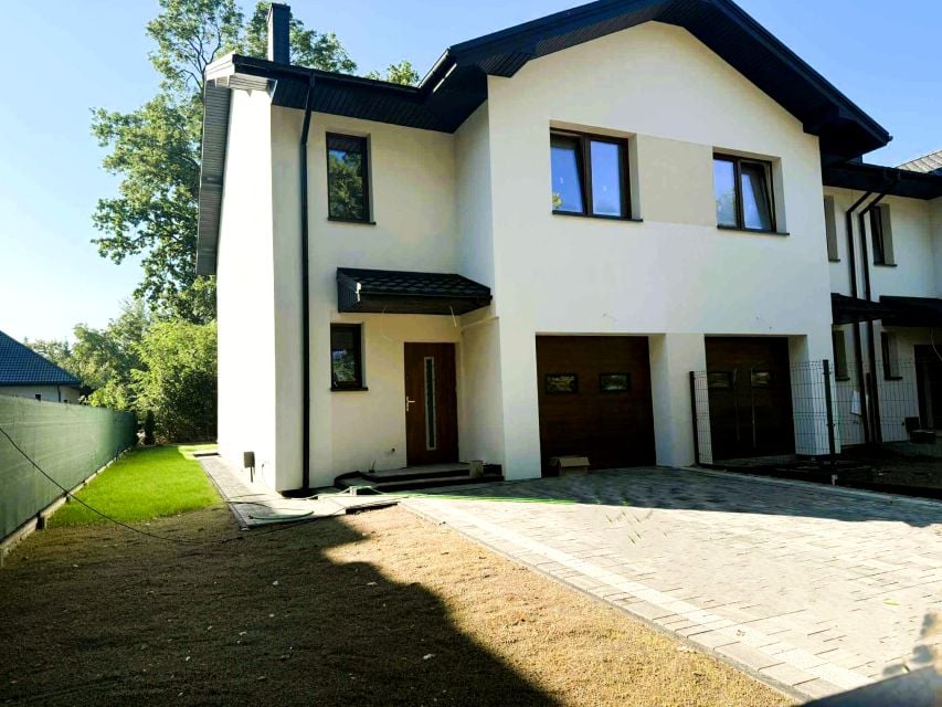 Dom z balkonem