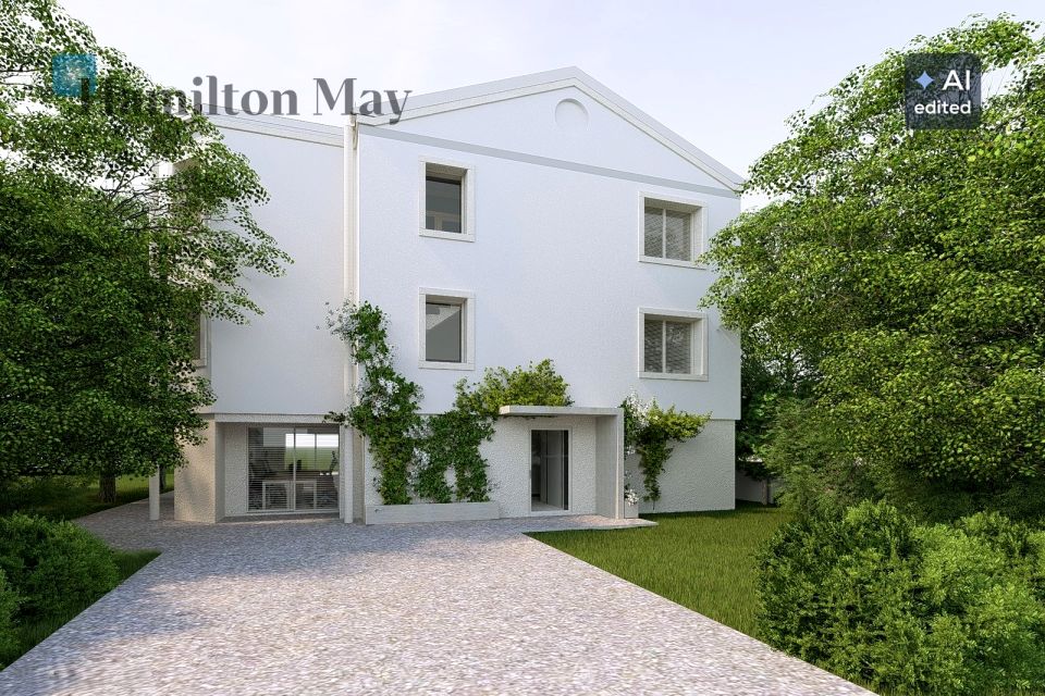 Dom z balkonem