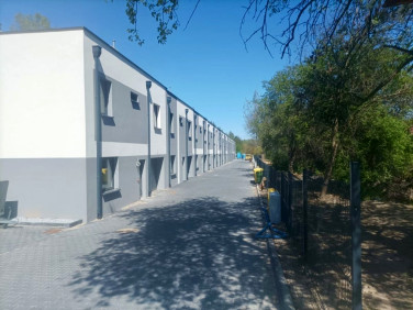 Dom z balkonem