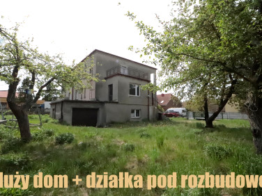 Dom z balkonem