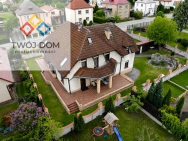 Dom z balkonem