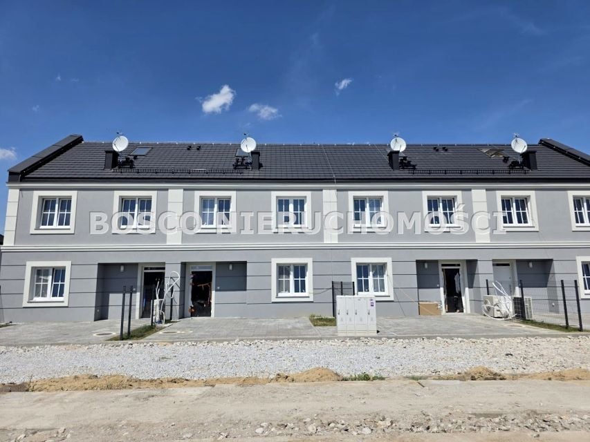 Dom z balkonem