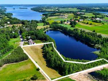Działka nad jeziorem