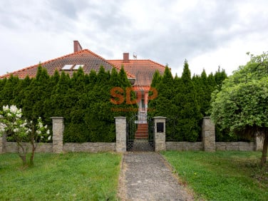 Dom z balkonem