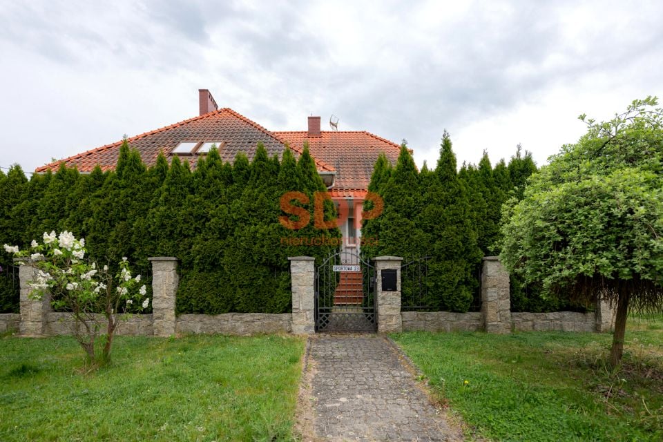 Dom z balkonem