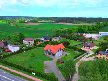 Dom z balkonem